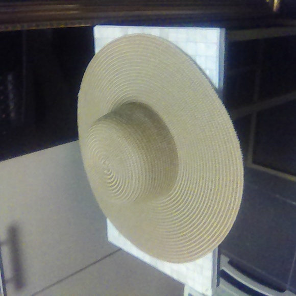 A beach bag with blue shoulder strap and beach hat - Picture 4 of 4